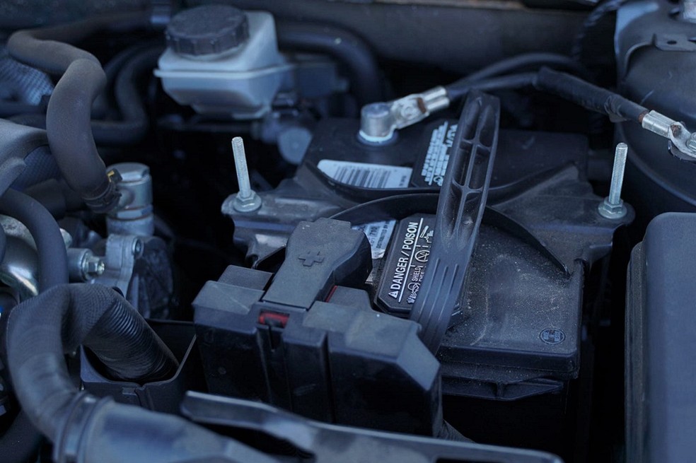 Bateria de lítio está presa ao carro por dois cabos conectados aos terminais — Foto: Divulgação
