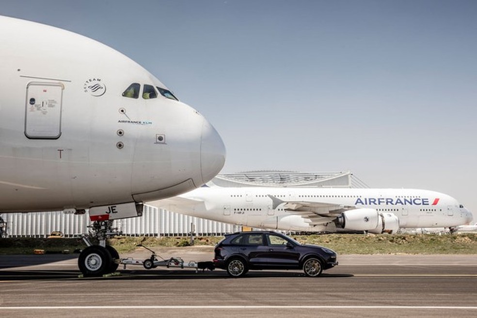 Porsche Cayenne reboca maior avião comercial do mundo (Foto: Divulgação) — Foto: Auto Esporte