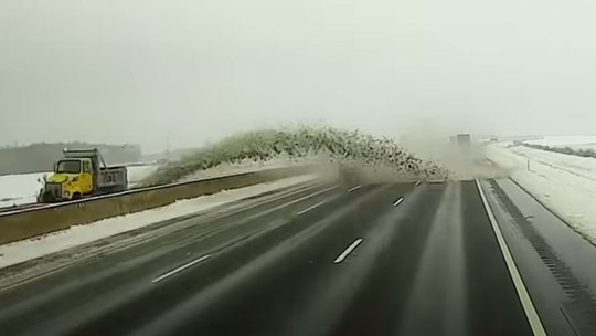 Caminhão limpa-neve joga detritos em rodovia nos EUA e danifica 50 veículos 