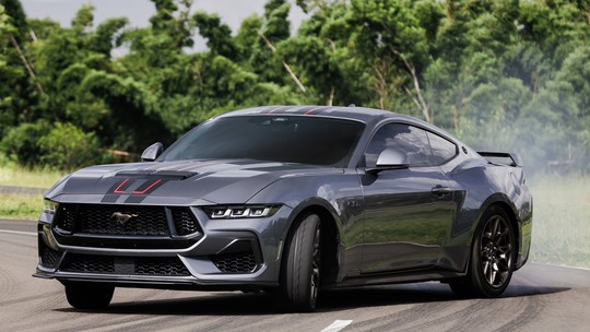 Como é dirigir um Ford Mustang manual no Autódromo de Interlagos