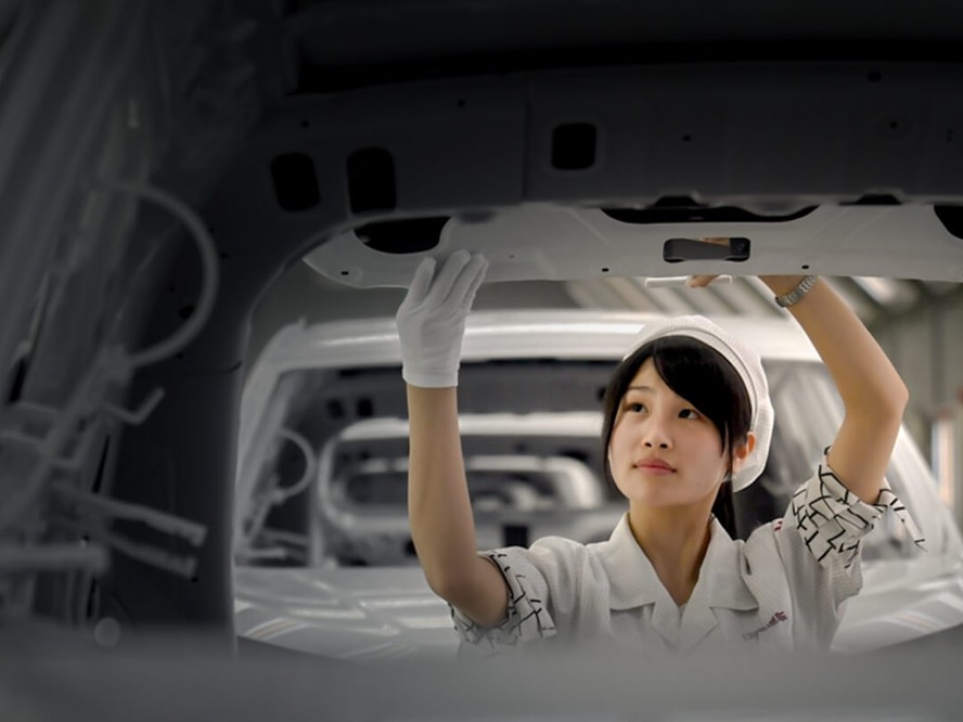Trabalhadora monta carro na fábrica da JAC Motors na China