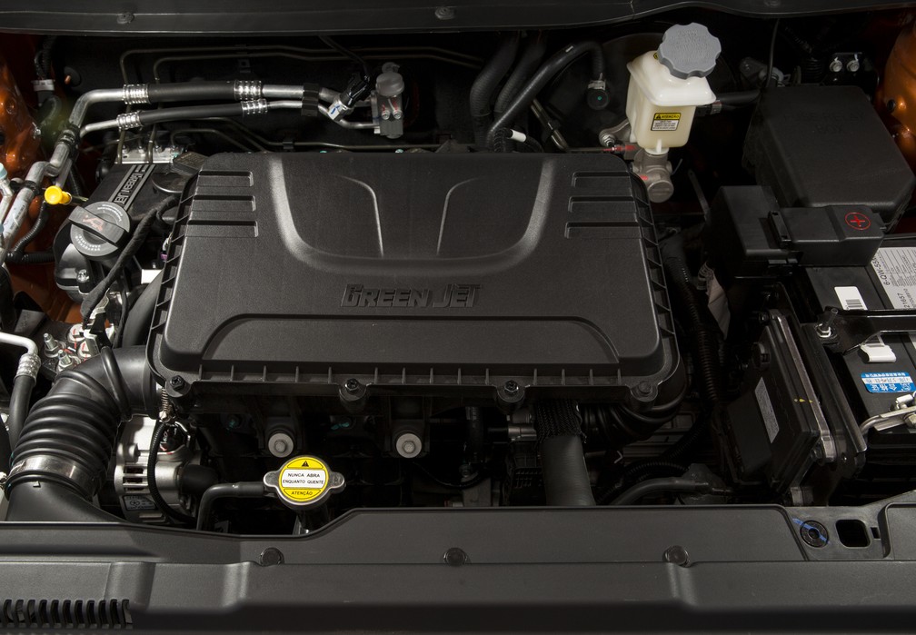 Motor 1.5 de 127 cv do Jac T40 sofre para empurrar o modelo — Foto: Divulgação