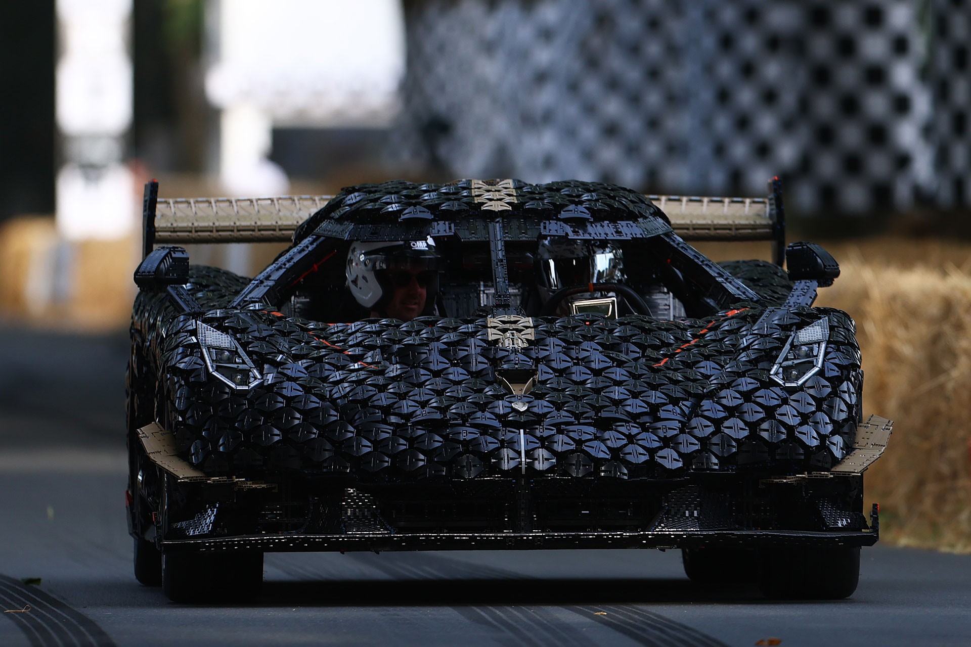 Koenigsegg feito com 300 mil peças de Lego quebra recorde de velocidade
