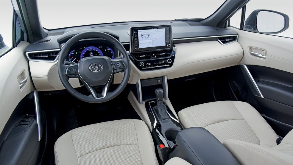 Todas as versões do Corolla Cross trazem central multimídia e ar-condicionado digital — Foto: Murilo Góes