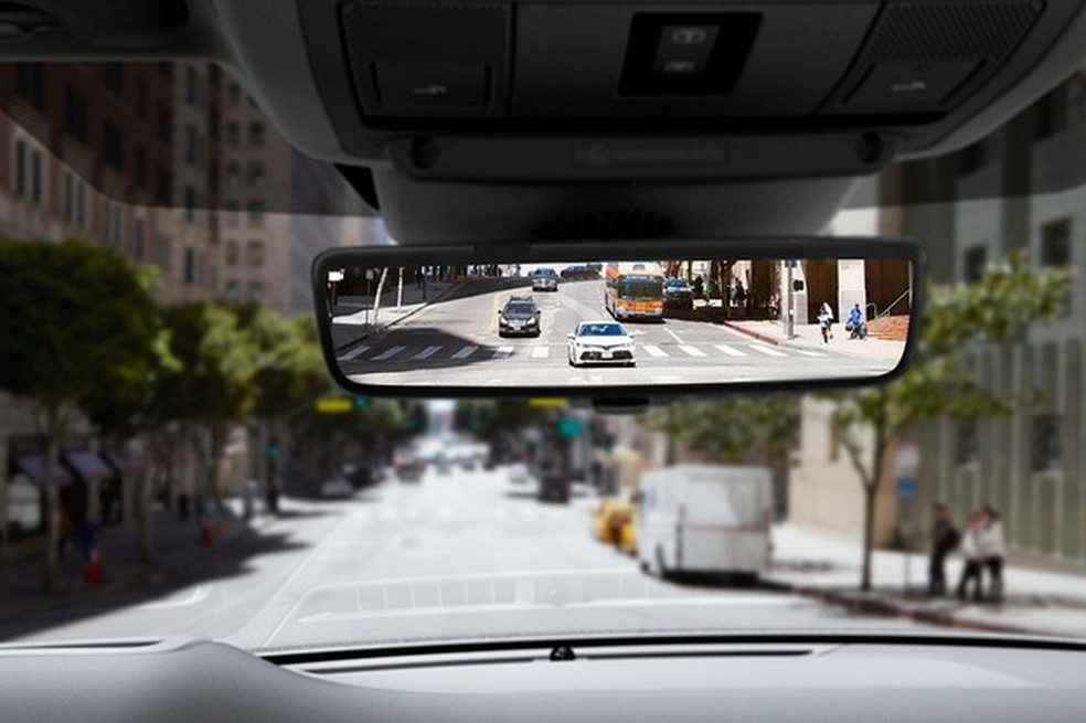 Retrovisor exibe imagem da traseira em tempo real (Foto: Divulgação) — Foto: Auto Esporte