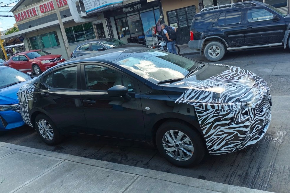 Novo Nissan Versa já foi flagrado camuflado no México — Foto: Reprodução/Facebook