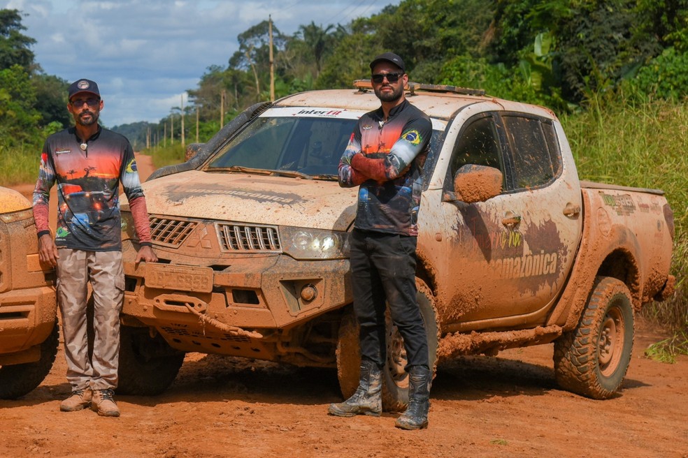 Thiago Correa, na esquerda, e Raphaell Groeff, na direita, ao lado da L200 2011/2012 — Foto: Murilo Góes/Auto News Brasil