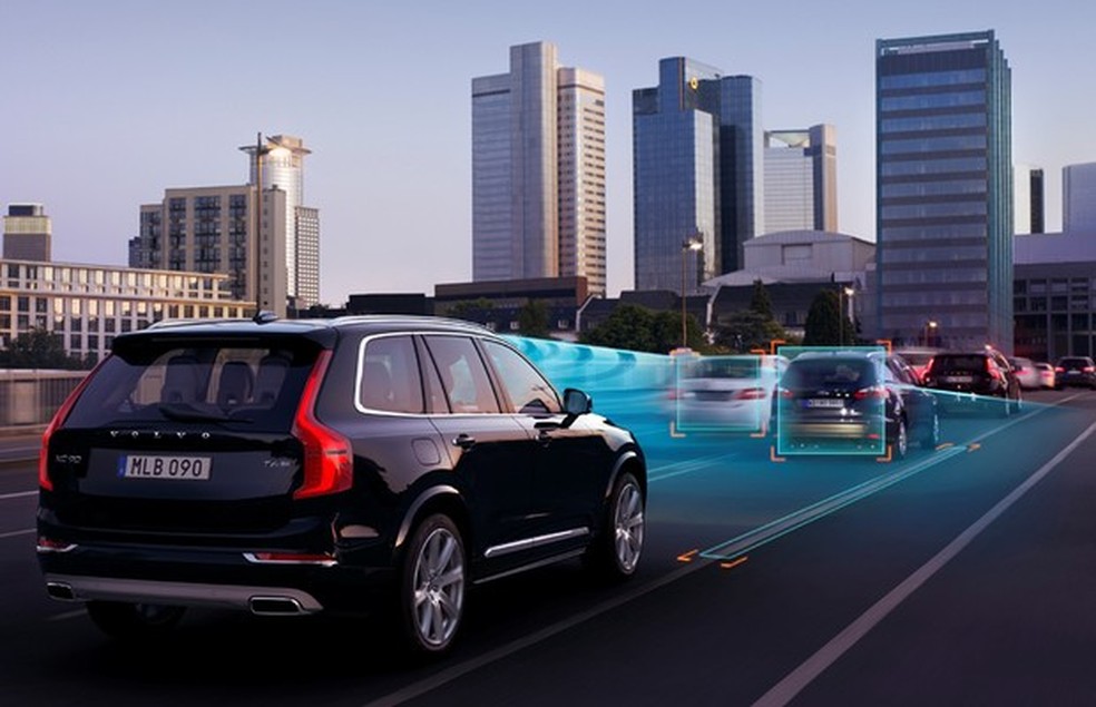 Simulação do sistema que mantém o Volvo XC90 dentro da faixa (Foto: Divulgação) — Foto: Auto Esporte