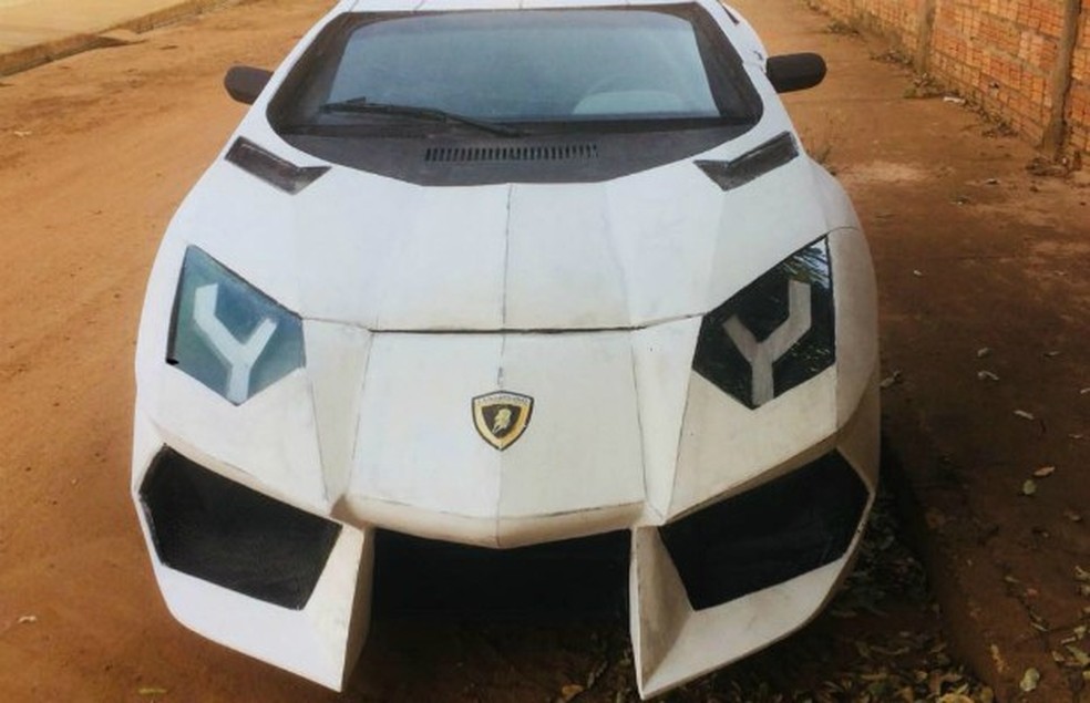 Lamborghini Aventador feita sobre Uno leva quase 500 kg de massa acrílica e isopor (Foto: Arquivo Pessoal) — Foto: Auto Esporte