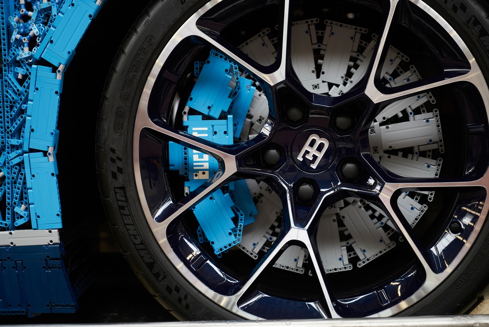 Só as rodas do Bugatti não são de pecinhas do brinquedo — Foto: Lego/Divulgação