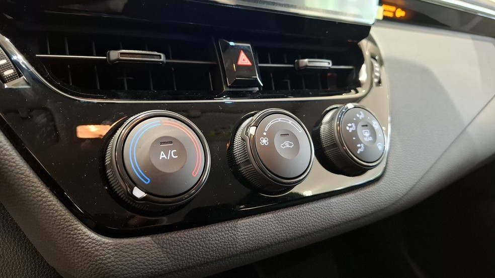 Comandos do ar-condicionado são no estilo "botão de fogão" no Toyota Corolla GLi 2025 — Foto: Vitor Matsubara/Autoesporte