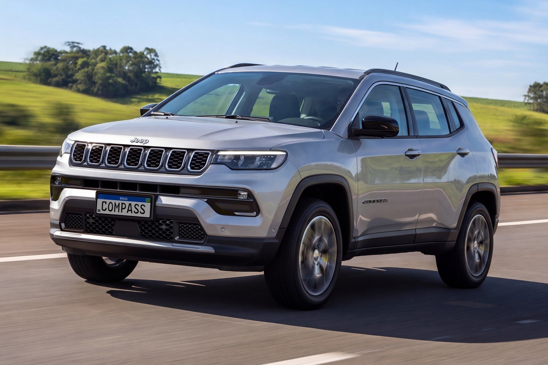 Jeep Compass 2027 promete ser até 11% mais econômico com motor híbrido leve