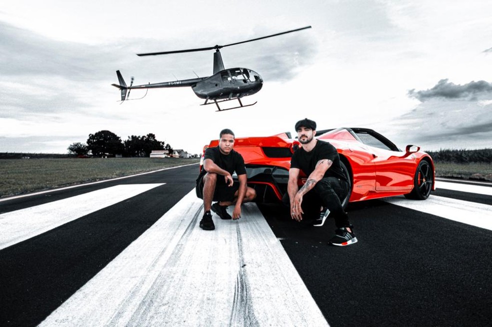 Mutant e Caio Castro posam ao lado da "nova" Ferrari  — Foto: Matheus Coutinho e Leo Cavazzana
