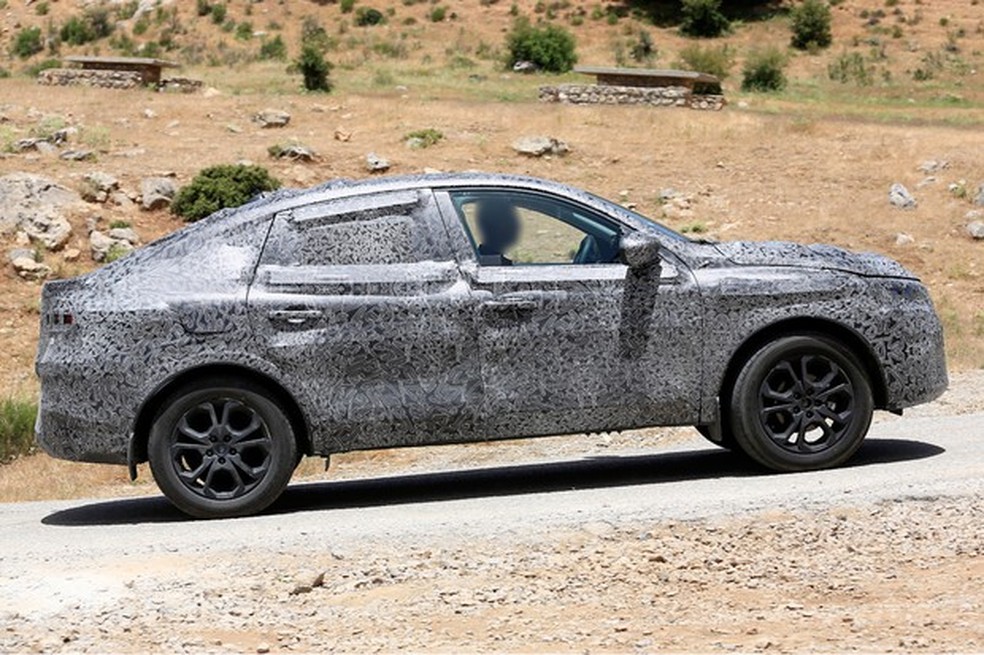 Captur cupê tem queda de teto prolongada e traseira curta (Foto: Divulgação) — Foto: Auto Esporte