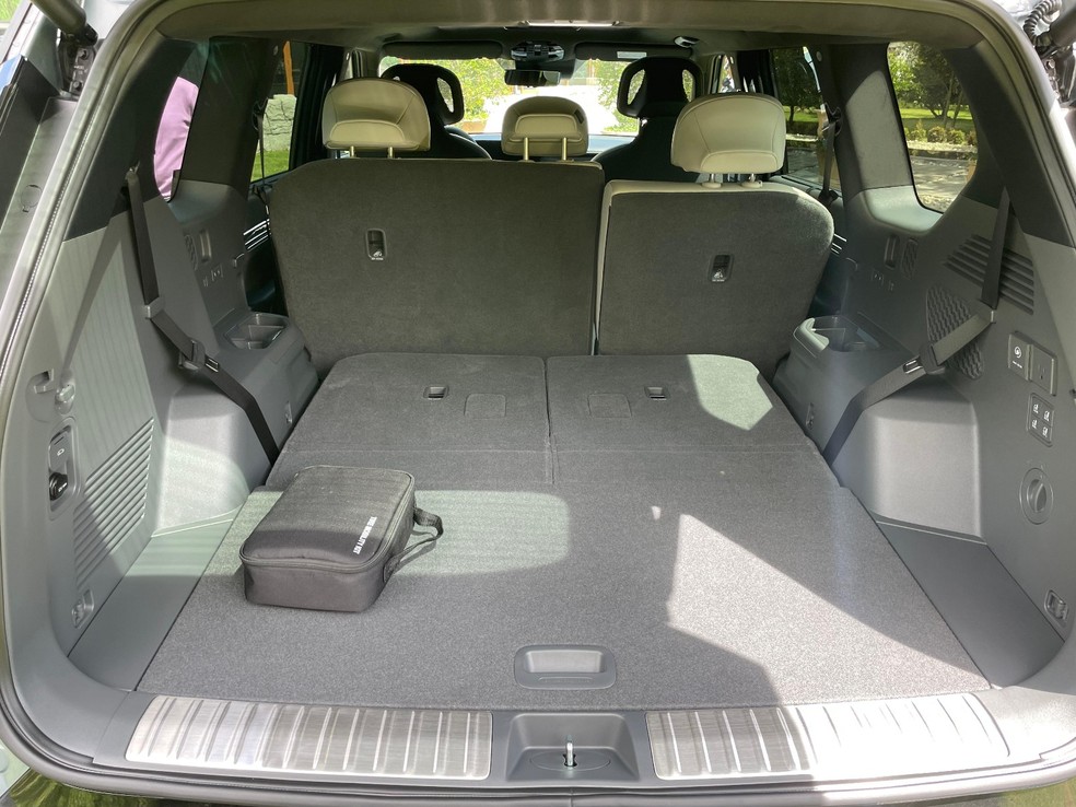 Porta-malas do Kia EV9 ultrapassa os 800 litros com o rebatimento da terceira fileira de bancos — Foto: Cauê Lira/Auto News Brasil