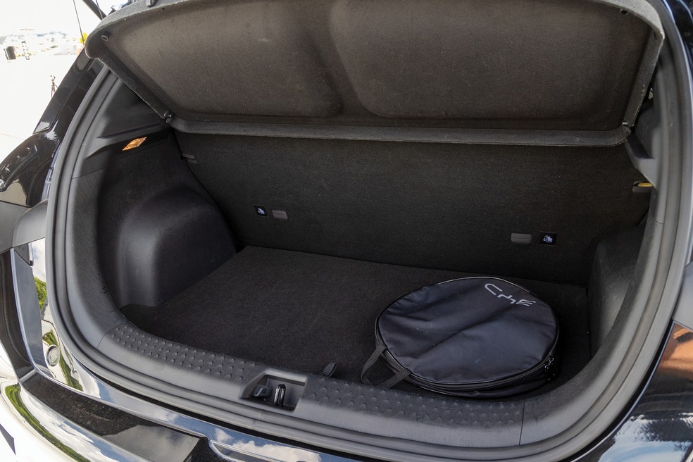  BYD Dolphin tem porta-malas com capacidade para 345 litros e, assim como o rival, não tem  estepe, apenas um kit de reparo — Foto: Renato Durães/Auto News Brasil
