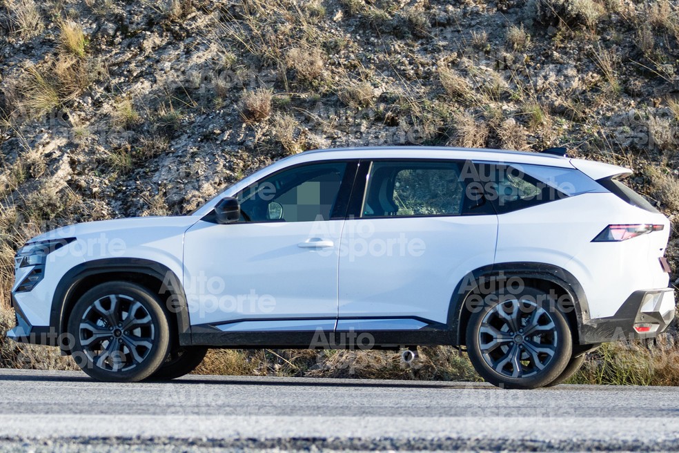 Flagra Renault Boreal híbrido 4x4: saída de escape fica apontada para o lado — Foto: Motor.es
