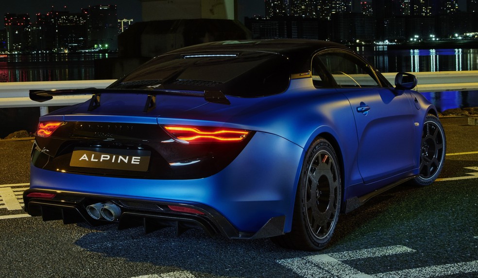Alpine A110 R Fernando Alonso Edition é pintado no mesmo tom do carro de Fórmula 1 do piloto — Foto: Divulgação