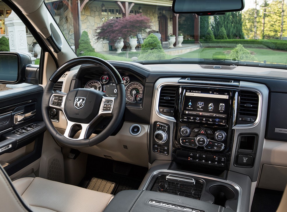 Interior da Ram 1500 Classic não é tão moderno quanto o da Rebel — Foto: Divulgação