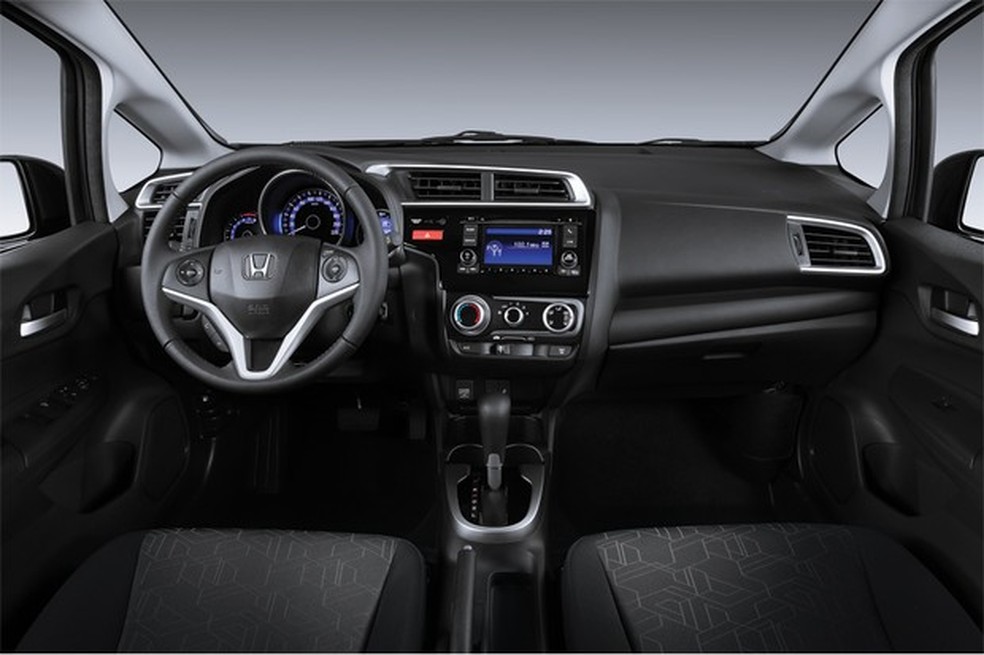 Honda Fit EX trazia central multimídia, mas o ar-condicionado digital só na EXL — Foto: Auto Esporte