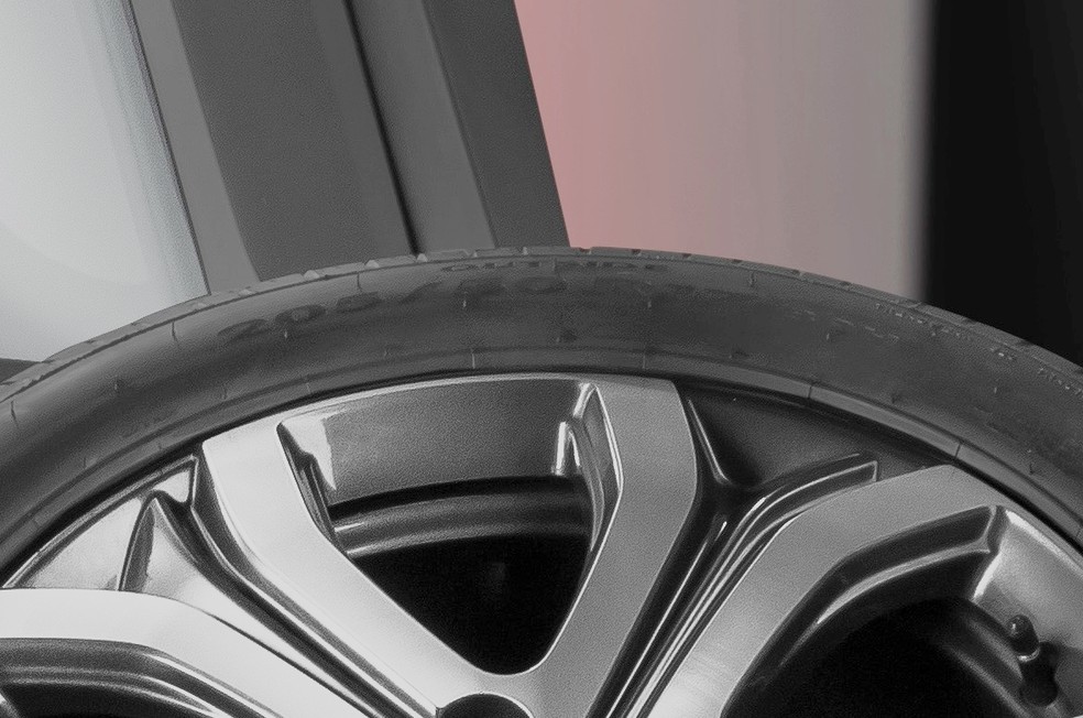 Viramos a imagem pra facilitar a leitura: os pneus 205/50 R17 não são de uso misto — Foto: Divulgação