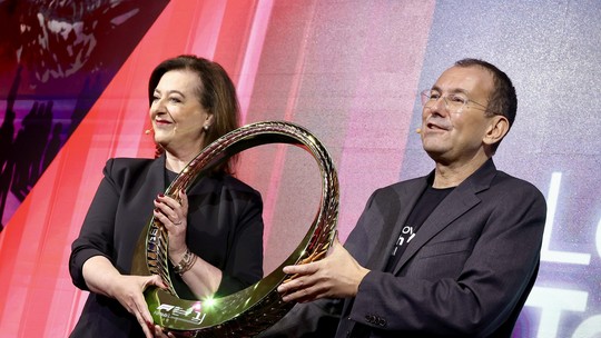 F1: troféu do GP Brasil criado por designers da Ferrari tem show de luzes