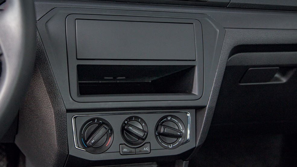 Volkswagen Saveiro Robust tem ar-condicionado, mas vem sem rádio — Foto: Renato Durães