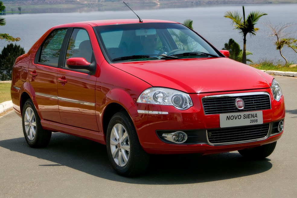 Fiat Siena Essence 2011 combina motor E.torQ de 117 cv e porta-malas de 500 litros na reta final da primeira geração do sedã  — Foto: Fiat/Divulgação