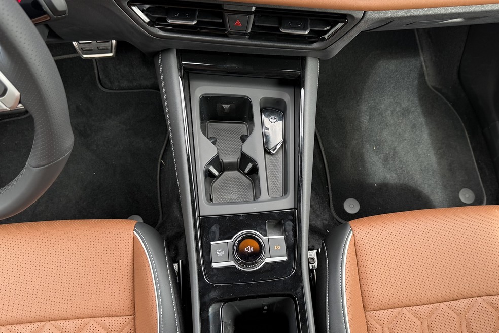 Console central do Volkswagen Tiguan 2027 é limpo e funcional — Foto: Cauê Lira/Auto News Brasil