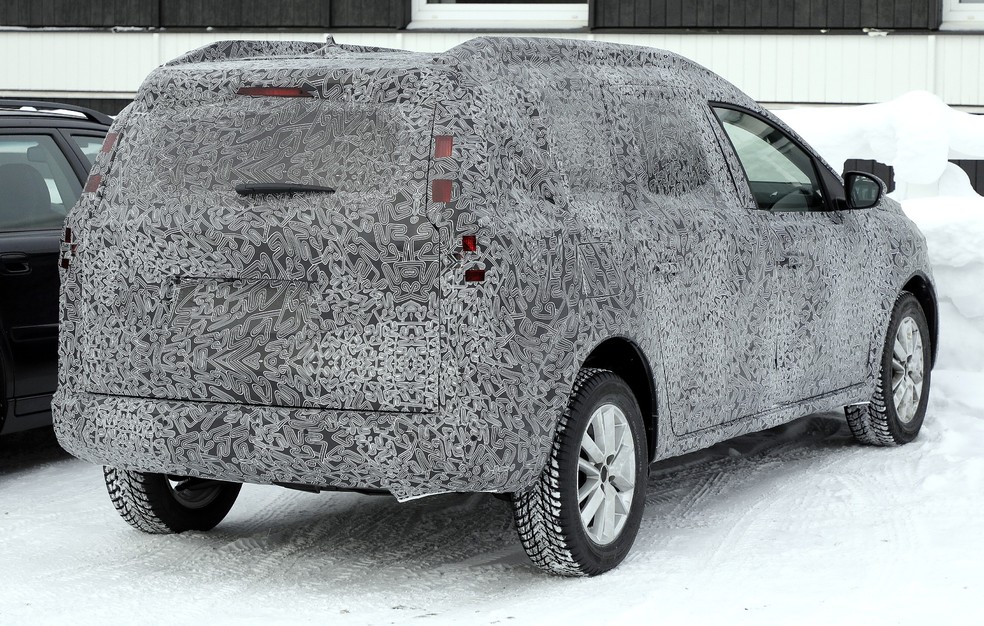A nova minivan da Dacia/Renault parece ter lanternas horizontais, mas bem disfarçadas — Foto: Automedia/Auto News Brasil
