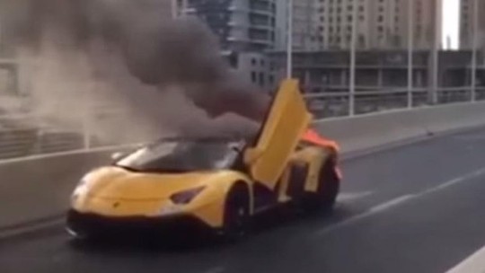 Vídeo: Lamborghini Aventador Roadster pega fogo em Dubai