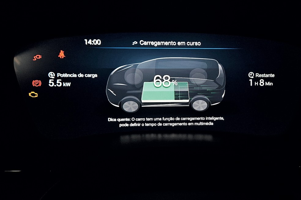 É possível acompanhar o fluxo de energia no painel de instrumentos — Foto: Jady Peroni/Auto News Brasil