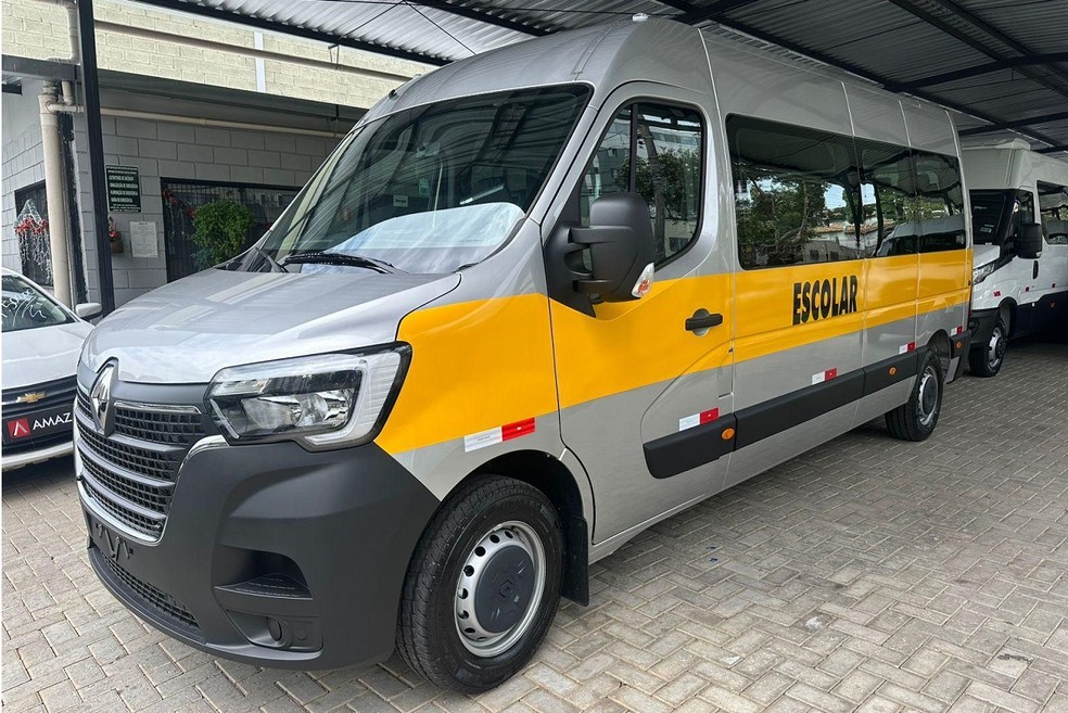 Vans escolares são equipadas com aparelhos especiais que deixam a condução mais segura — Foto: Reprodução