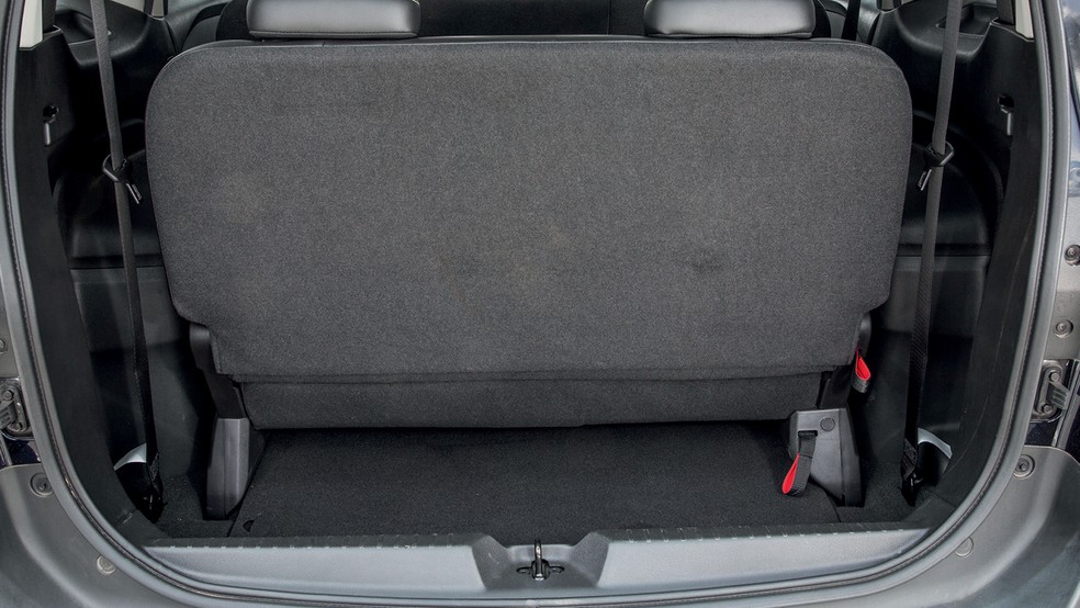 O assento inteiriço garante um pouco mais de conforto para quem viaja na terceira fileira, mas o sistema de rebatimento rouba bons litros do porta-malas. No melhor cenário, o banco extra rebatido pode ser preso por uma alça no encosto de cabeça da segunda fila  — Foto: Renato Durães