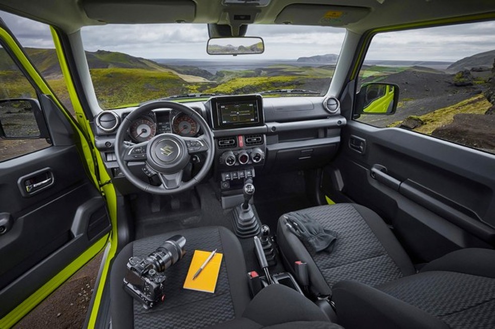 Os instrumentos dispostos em copos são retrôs, mas o ar-condicionado automático e central é uma modernidade (Foto: Divulgação) — Foto: Auto Esporte