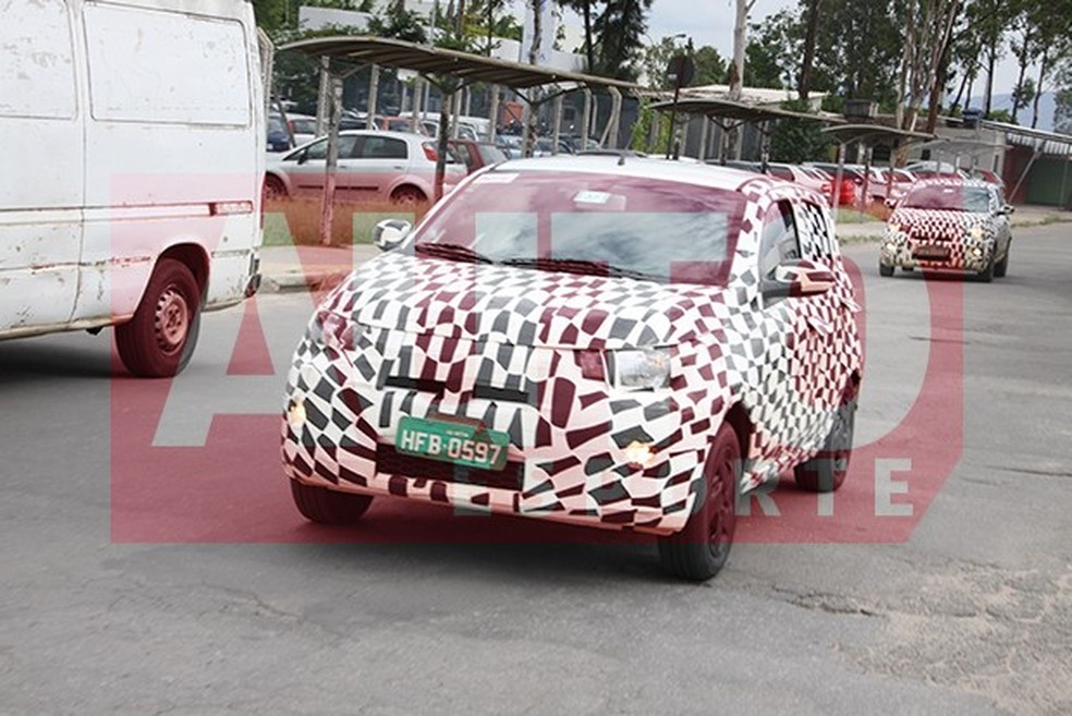 Apenas ângulo de para-brisa e recorte das portas dianteiras são compartilhados entre o Fiat Mobi e o Uno (Foto: Marlos Ney Vidal/Auto News Brasil) — Foto: Auto Esporte