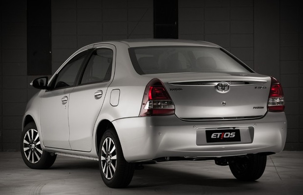 Etios Platinum sedã 2015 (Foto: Divulgação) — Foto: Auto Esporte