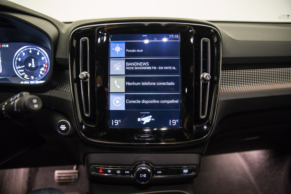 Central multimídia é destaque da cabine do Volvo XC40 — Foto: Fábio Tito/G1