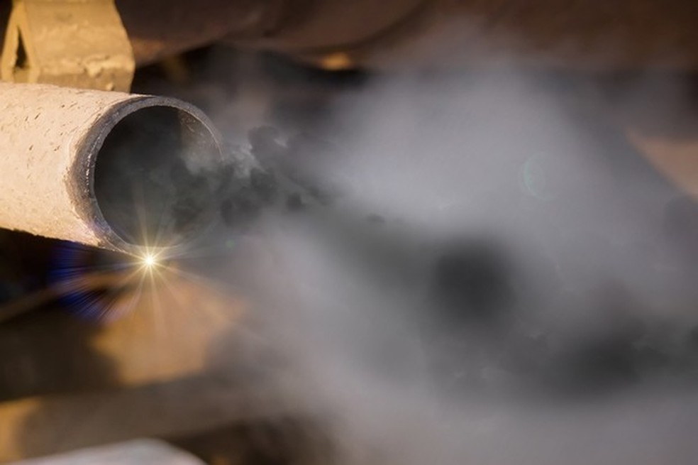 Escapamento soltando fumaça (Foto: Shutterstock) — Foto: Auto Esporte