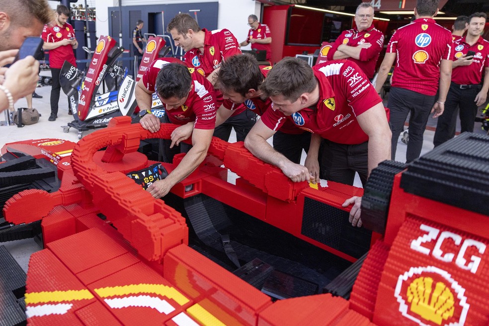 Sai fibra de carbono, entram peças plásticas; carro da Ferrari de Lego tem 400 mil peças — Foto: Reprodução