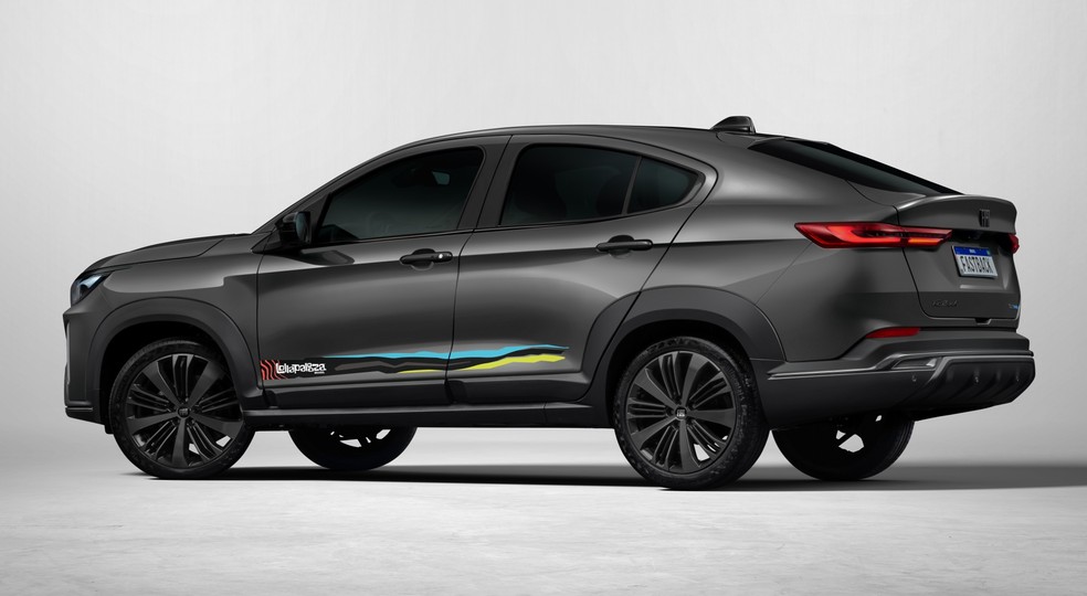 Adesivos nas laterais identificam a edição, assim como as rodas escurecidas — Foto: Fiat/Divulgação