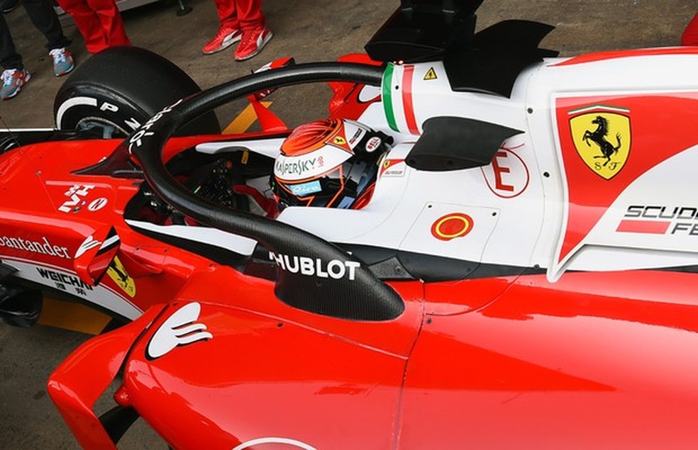 Kimi Raikkonen testa o halo de proteção na pré-temporada da Fórmula 1 em Barcelona (Foto: Getty Images) — Foto: Auto Esporte