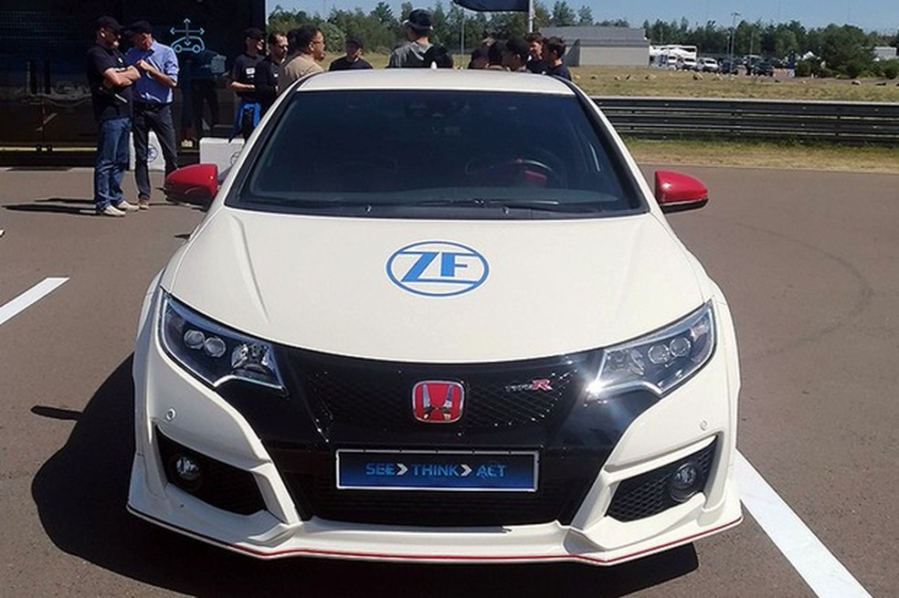 Type R tem faróis de LED e enormes tomadas de ar (Foto: Alexandre Izo) — Foto: Auto Esporte