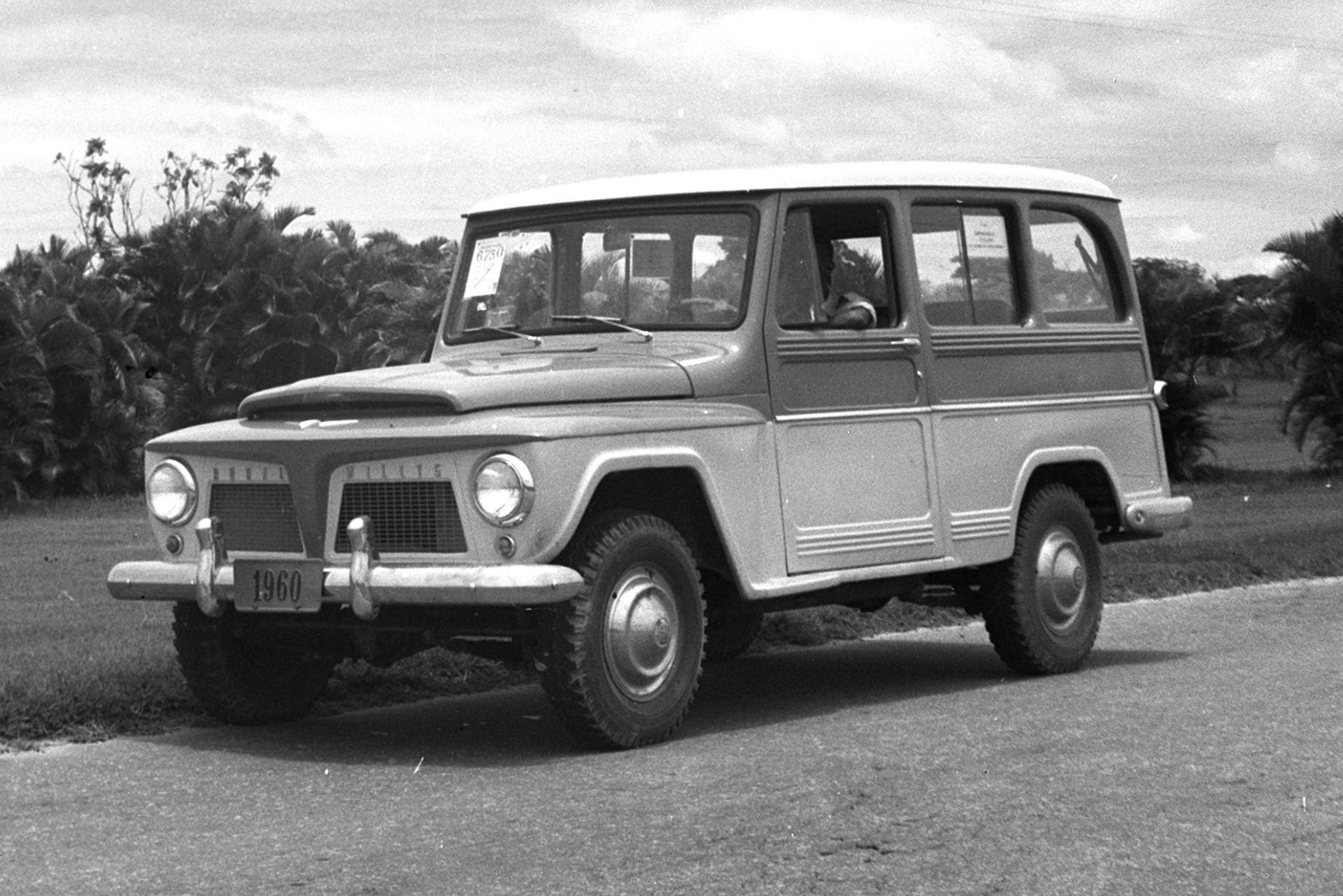 O Globo 100 anos: jornal fez 1º teste de carro do Brasil com a Rural Willys