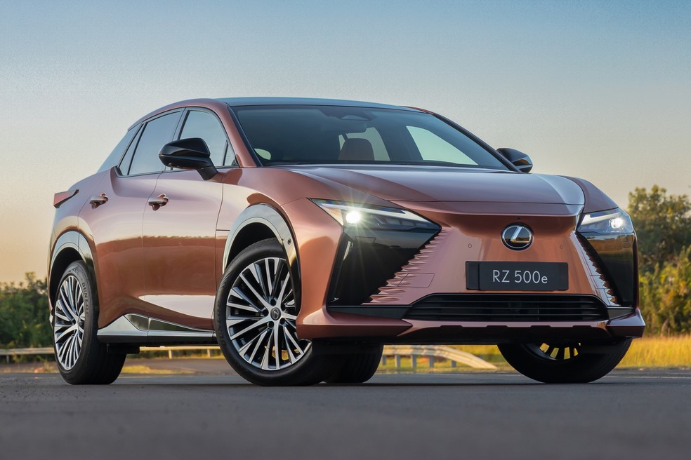 Lexus RZ 500e segue a linguagem visual padrão da Lexus  — Foto: Divulgação/Lexus