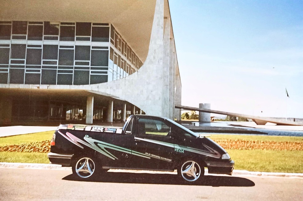 Veículo também foi mostrado ao presidente Fernando Henrique Cardoso em 1995 — Foto: Acervo/Museu da Imprensa Automotiva