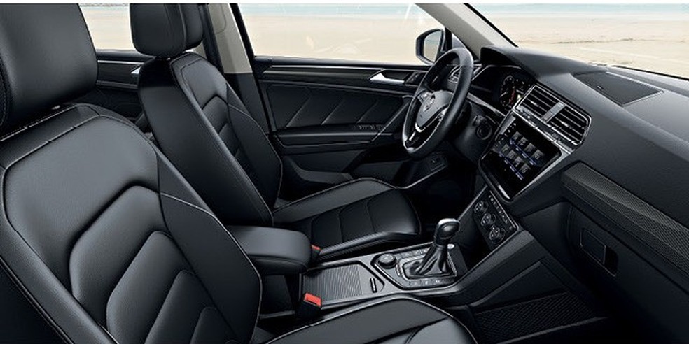 Aumento da distância entre-eixos na versão de sete lugares ampliou muito o espaço interno. Banco traseiro pode ser deslocado para ampliar o compartimento de bagagem — Foto: Auto Esporte