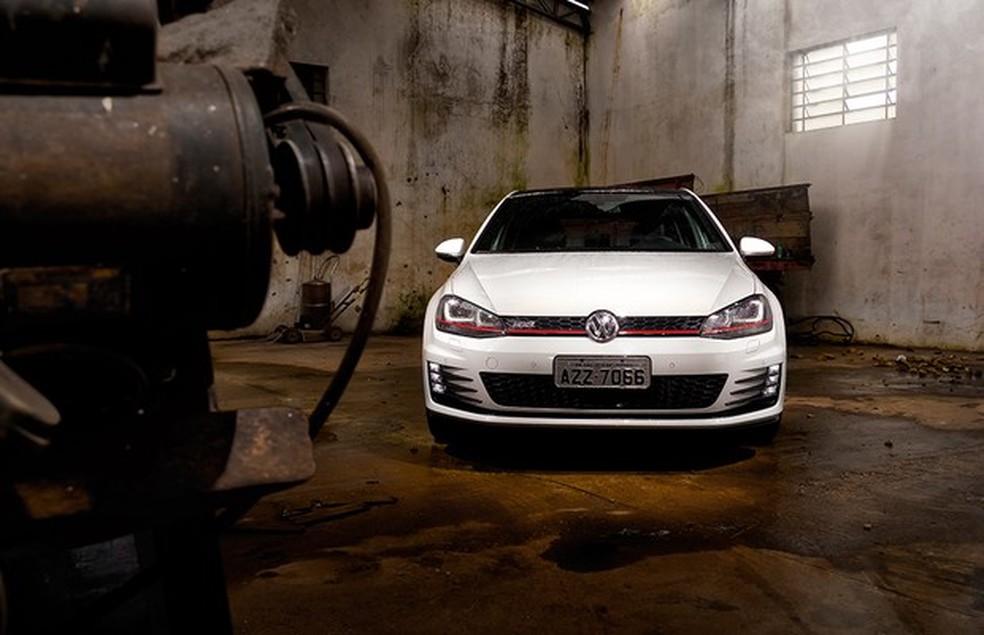 O filete vermelho na grade do GTI caracteriza o modelo desde o original, lançado em 1975 (Foto: Editora 3PWEB) — Foto: Auto Esporte