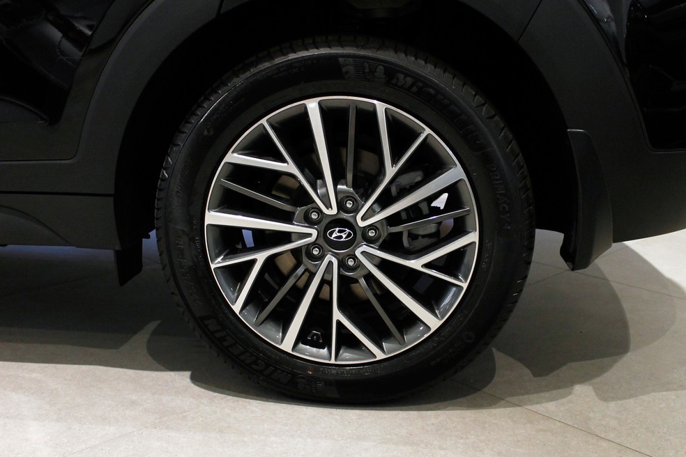 Rodas do Hyundai Tucson são de 18 polegadas — Foto: Lucas Cardoso/Autoesporte