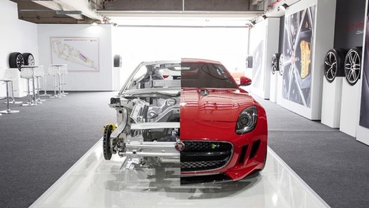 Jaguar F-Type recortado é apresentado em mostra